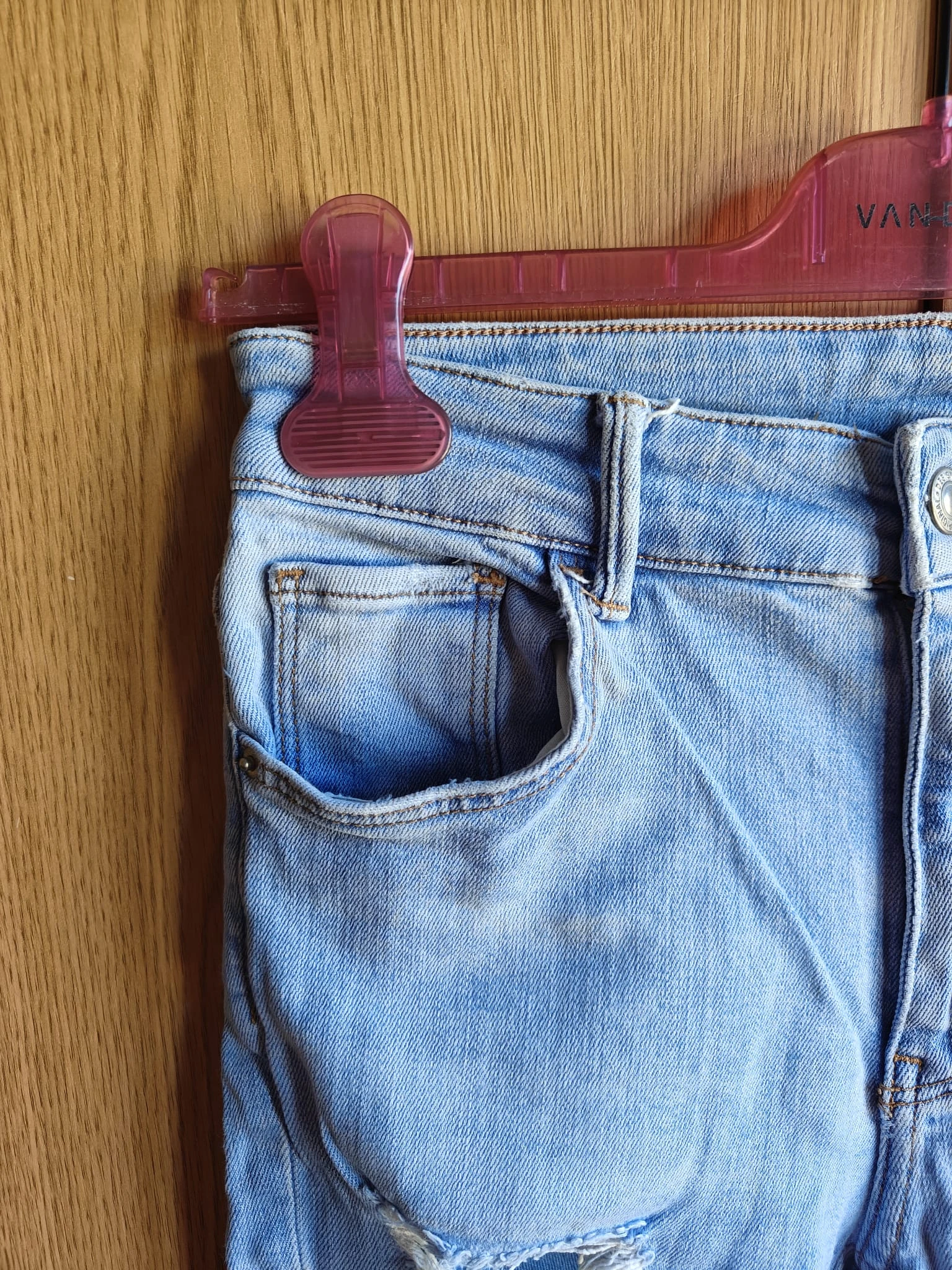 Blue jeans with a modern and relaxed design – photo 2